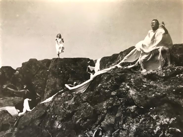 Jag utforskar Existensens mysterium, och samverkar för ett mindre och mindre ekologiskt fotavtryck med större och större relationell ömsesidig inverkan …en radikal ömsinthet och föreställningsförmåga… som vilar och går med nakna fötter i Naturen Image